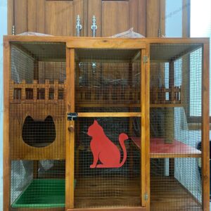 Kandang kucing playground kayu jati belanda dengan litter box gratis Playground kucing minimalis estetik dari kayu jati belanda Kandang kucing indoor kayu dengan finishing plitur natural Kandang kucing jati belanda dengan desain playground nyaman Kandang kucing minimalis lengkap dengan litter box gratis