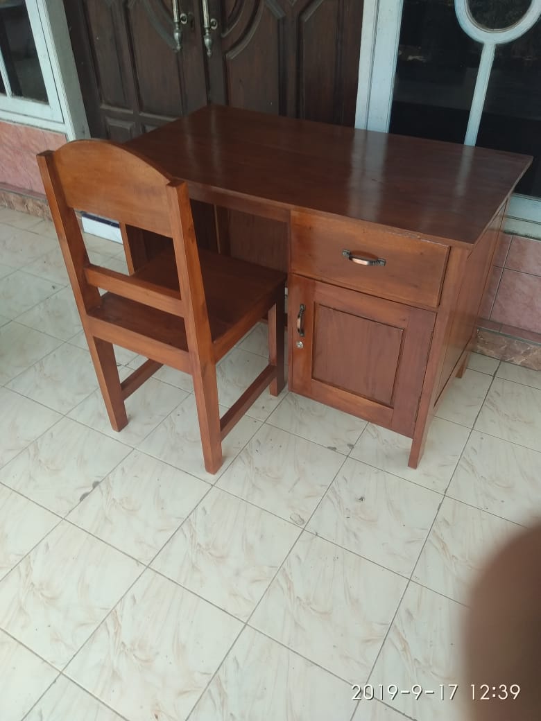 Meja guru kayu solid minimalis 1 laci 1 ruang Meja kantor kayu solid finishing halus kokoh dan estetik Meja kerja kayu solid minimalis untuk ruangan profesional Meja siswa kayu solid kokoh dengan penyimpanan praktis Meja guru kayu solid custom ukuran pengerjaan 10–15 hari