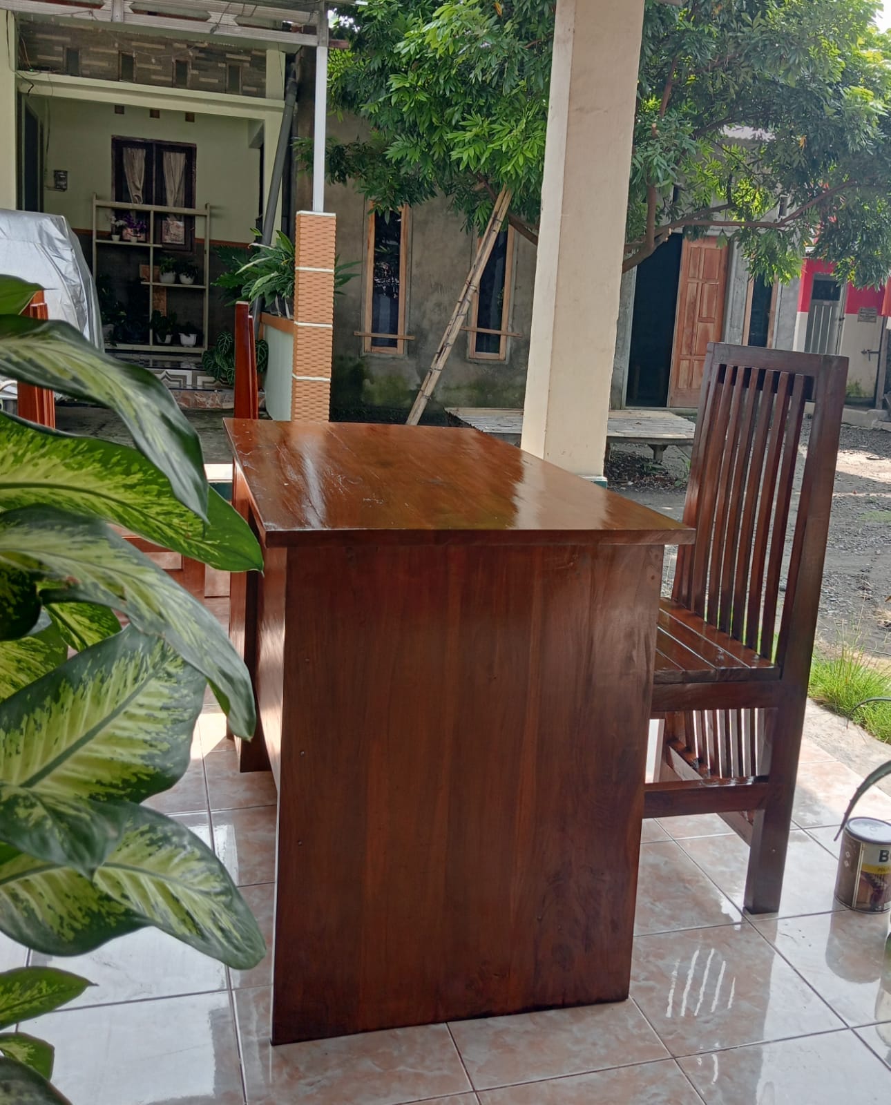 Meja guru kayu solid minimalis 1 laci 1 ruang Meja kantor kayu solid finishing halus kokoh dan estetik Meja kerja kayu solid minimalis untuk ruangan profesional Meja siswa kayu solid kokoh dengan penyimpanan praktis Meja guru kayu solid custom ukuran pengerjaan 10–15 hari