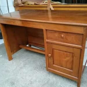 Meja guru kayu solid minimalis 1 laci 1 ruang Meja kantor kayu solid finishing halus kokoh dan estetik Meja kerja kayu solid minimalis untuk ruangan profesional Meja siswa kayu solid kokoh dengan penyimpanan praktis Meja guru kayu solid custom ukuran pengerjaan 10–15 hari