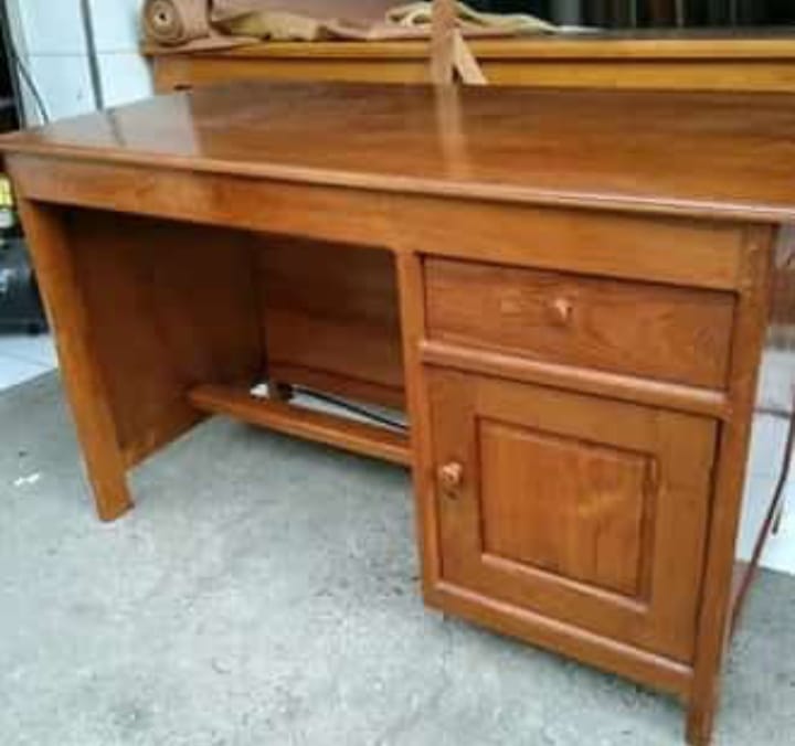Meja guru kayu solid minimalis 1 laci 1 ruang Meja kantor kayu solid finishing halus kokoh dan estetik Meja kerja kayu solid minimalis untuk ruangan profesional Meja siswa kayu solid kokoh dengan penyimpanan praktis Meja guru kayu solid custom ukuran pengerjaan 10–15 hari