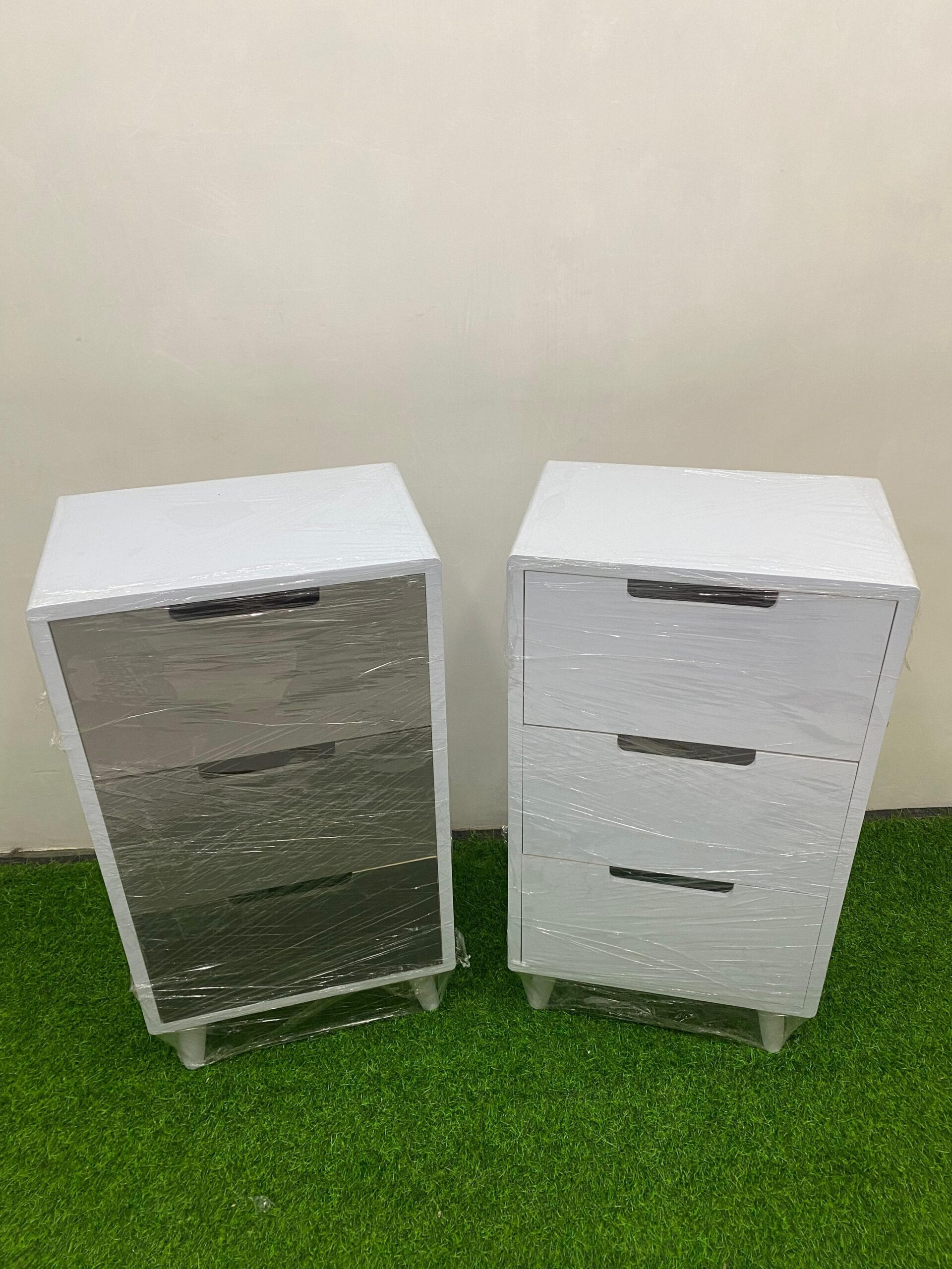 Nakas drawer jumbo 3 laci minimalis elegan dan estetik Drawer jumbo 3 laci MDF warna lembut untuk kamar tidur Nakas 3 laci serbaguna elegan untuk ruangan minimalis modern Nakas jumbo MDF finishing cat elegan dengan 3 laci praktis Drawer jumbo minimalis estetik menambah kerapian ruangan