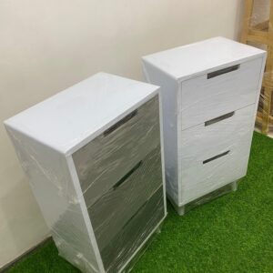Nakas drawer jumbo 3 laci minimalis elegan dan estetik Drawer jumbo 3 laci MDF warna lembut untuk kamar tidur Nakas 3 laci serbaguna elegan untuk ruangan minimalis modern Nakas jumbo MDF finishing cat elegan dengan 3 laci praktis Drawer jumbo minimalis estetik menambah kerapian ruangan