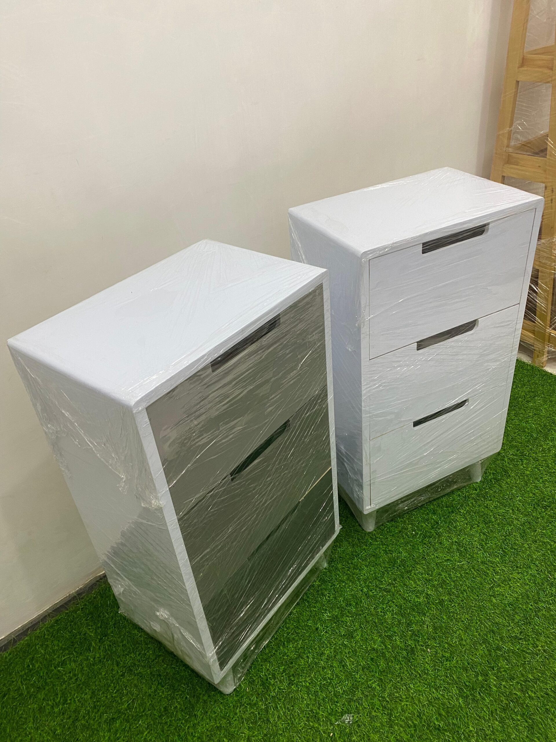 Nakas drawer jumbo 3 laci minimalis elegan dan estetik Drawer jumbo 3 laci MDF warna lembut untuk kamar tidur Nakas 3 laci serbaguna elegan untuk ruangan minimalis modern Nakas jumbo MDF finishing cat elegan dengan 3 laci praktis Drawer jumbo minimalis estetik menambah kerapian ruangan