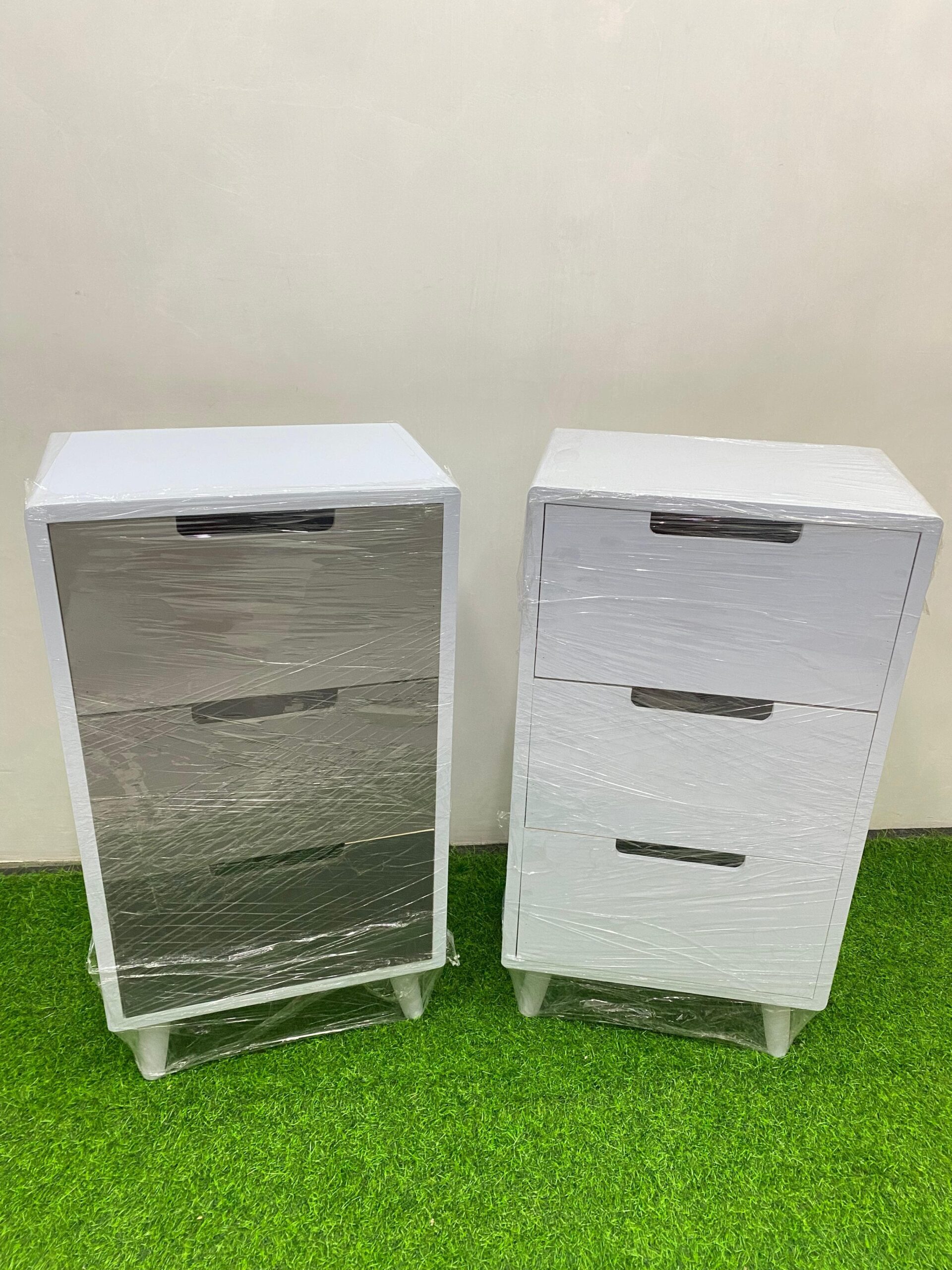 Nakas drawer jumbo 3 laci minimalis elegan dan estetik Drawer jumbo 3 laci MDF warna lembut untuk kamar tidur Nakas 3 laci serbaguna elegan untuk ruangan minimalis modern Nakas jumbo MDF finishing cat elegan dengan 3 laci praktis Drawer jumbo minimalis estetik menambah kerapian ruangan