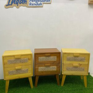 Nakas rotan dua laci jati belanda minimalis estetik Meja nakas kayu jati belanda 2 laci dengan aksen rotan Nakas rotan minimalis coklat kuning untuk kamar tidur modern Nakas dua laci kayu jati belanda estetik dan tahan lama Nakas rotan dua laci menambah kerapian dan keindahan ruangan