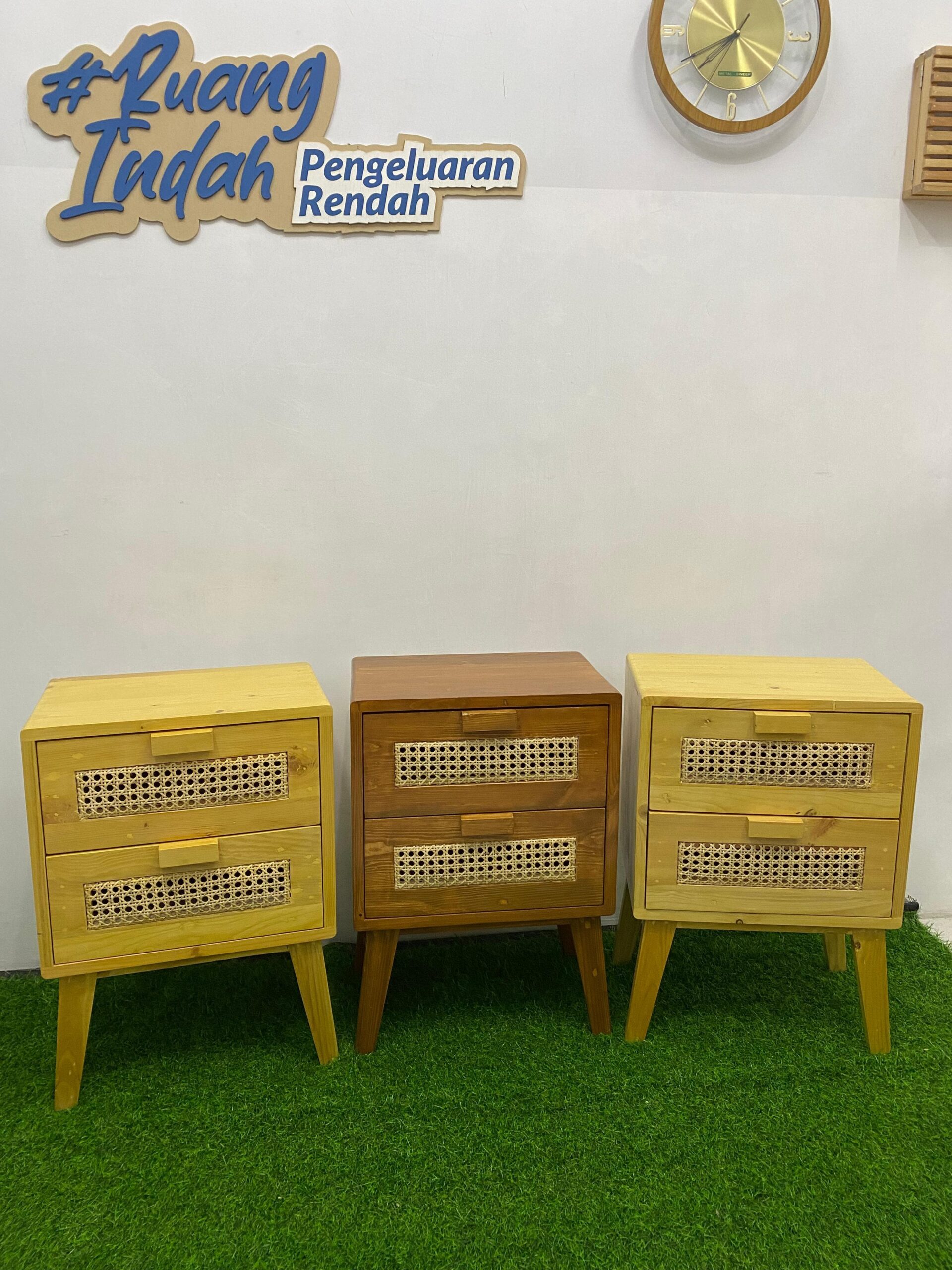 Nakas rotan dua laci jati belanda minimalis estetik Meja nakas kayu jati belanda 2 laci dengan aksen rotan Nakas rotan minimalis coklat kuning untuk kamar tidur modern Nakas dua laci kayu jati belanda estetik dan tahan lama Nakas rotan dua laci menambah kerapian dan keindahan ruangan