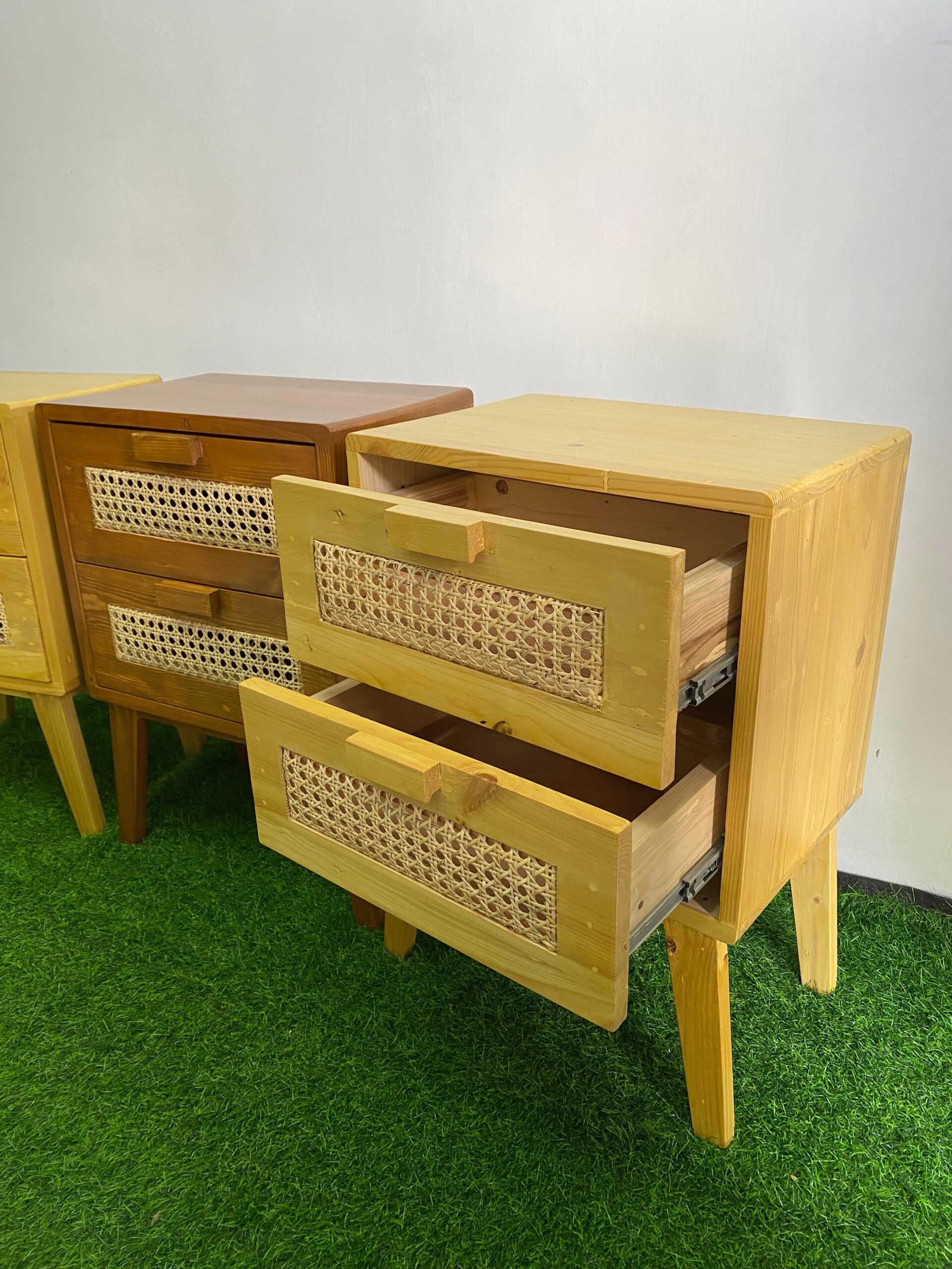 Nakas rotan dua laci jati belanda minimalis estetik Meja nakas kayu jati belanda 2 laci dengan aksen rotan Nakas rotan minimalis coklat kuning untuk kamar tidur modern Nakas dua laci kayu jati belanda estetik dan tahan lama Nakas rotan dua laci menambah kerapian dan keindahan ruangan