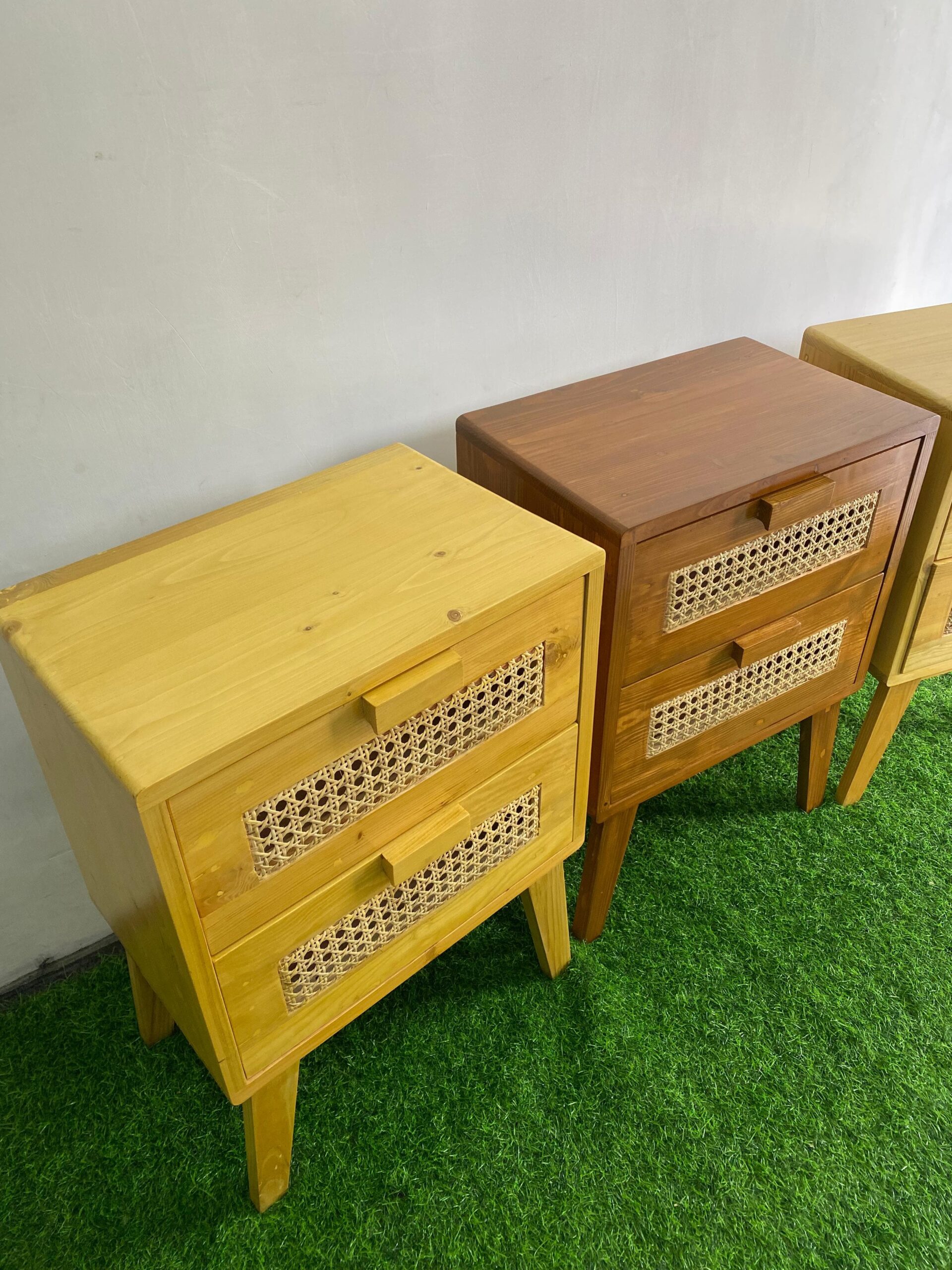 Nakas rotan dua laci jati belanda minimalis estetik Meja nakas kayu jati belanda 2 laci dengan aksen rotan Nakas rotan minimalis coklat kuning untuk kamar tidur modern Nakas dua laci kayu jati belanda estetik dan tahan lama Nakas rotan dua laci menambah kerapian dan keindahan ruangan