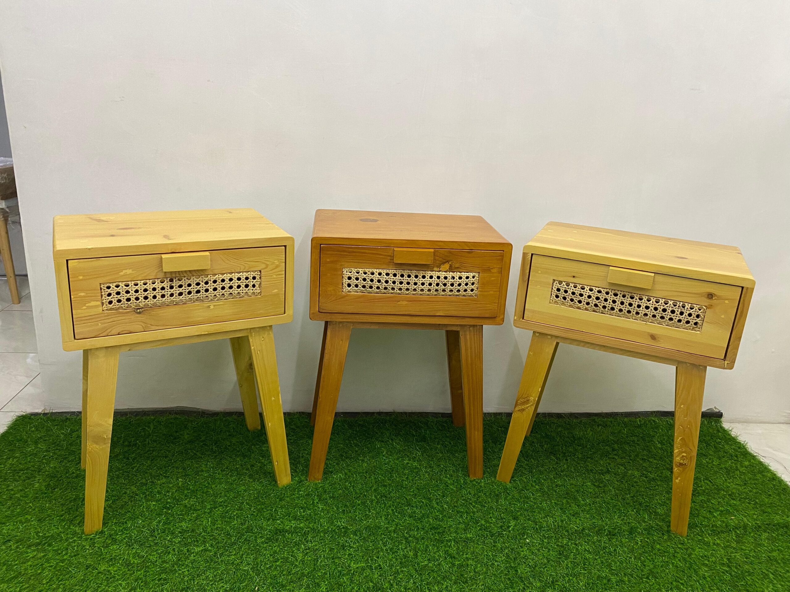 Nakas rotan jati belanda minimalis warna coklat dan kuning Meja nakas kayu jati belanda dengan aksen rotan estetik Nakas rotan minimalis estetik untuk kamar tidur modern Nakas kayu jati belanda ringan dan awet untuk dekorasi rumah Nakas rotan coklat kuning menambah kerapian dan estetika ruangan