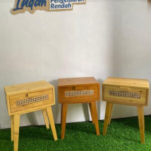 Nakas rotan jati belanda minimalis warna coklat dan kuning Meja nakas kayu jati belanda dengan aksen rotan estetik Nakas rotan minimalis estetik untuk kamar tidur modern Nakas kayu jati belanda ringan dan awet untuk dekorasi rumah Nakas rotan coklat kuning menambah kerapian dan estetika ruangan
