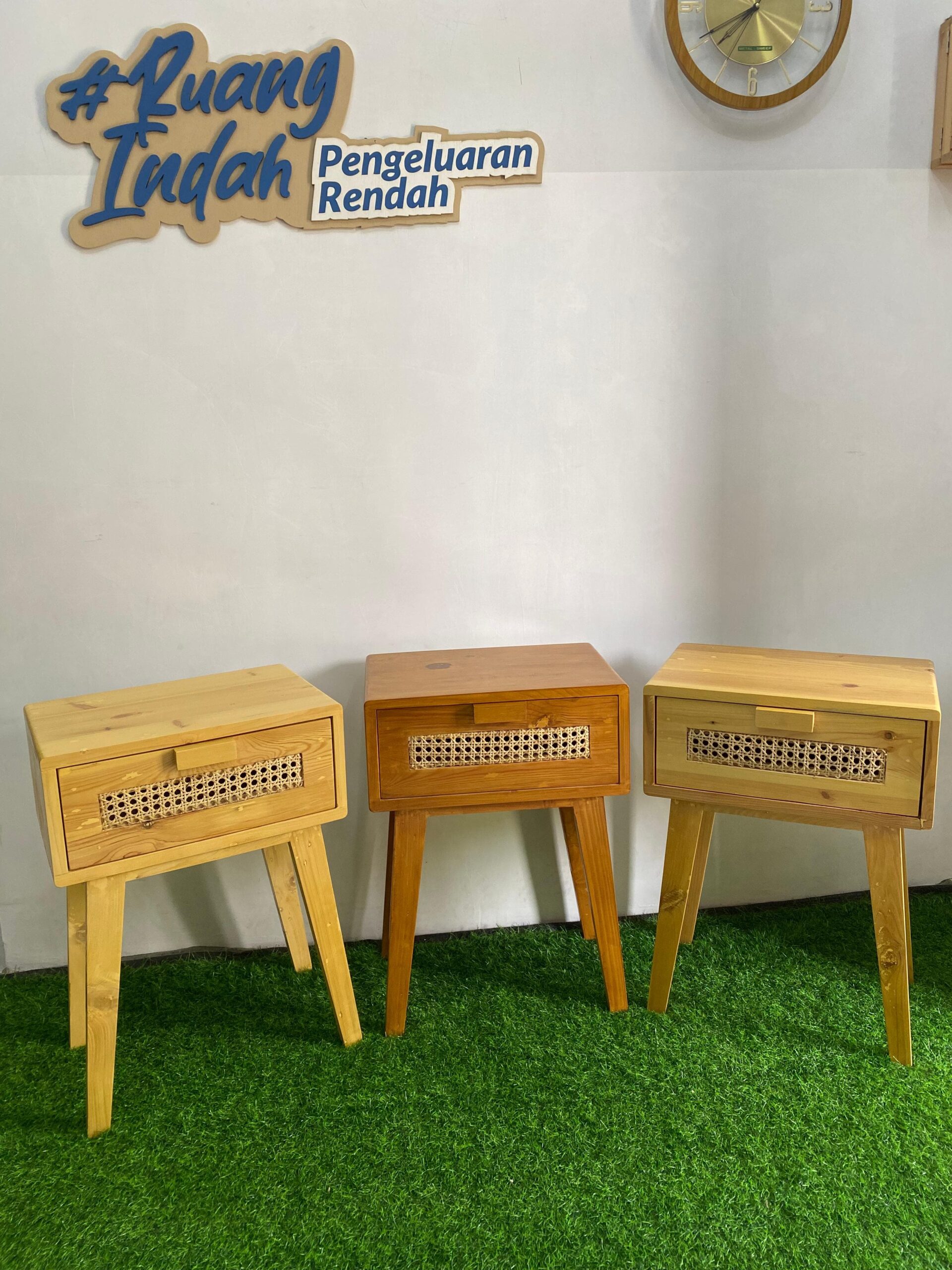 Nakas rotan jati belanda minimalis warna coklat dan kuning Meja nakas kayu jati belanda dengan aksen rotan estetik Nakas rotan minimalis estetik untuk kamar tidur modern Nakas kayu jati belanda ringan dan awet untuk dekorasi rumah Nakas rotan coklat kuning menambah kerapian dan estetika ruangan