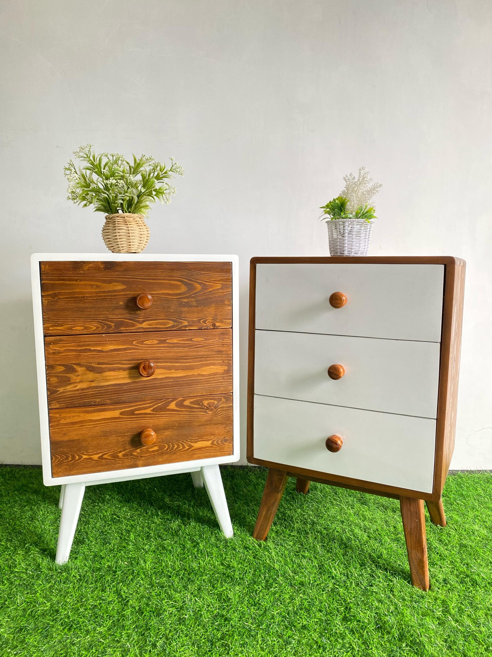 Nakas tiga laci jati belanda finishing plitur dan duco Nakas vintage modern tiga laci dengan rel tarikan rapi Nakas kayu jati belanda 3 laci multifungsi minimalis Nakas tiga laci jati belanda estetik untuk ruang tamu Nakas tiga laci konsep vintage modern pre-order 7 hari