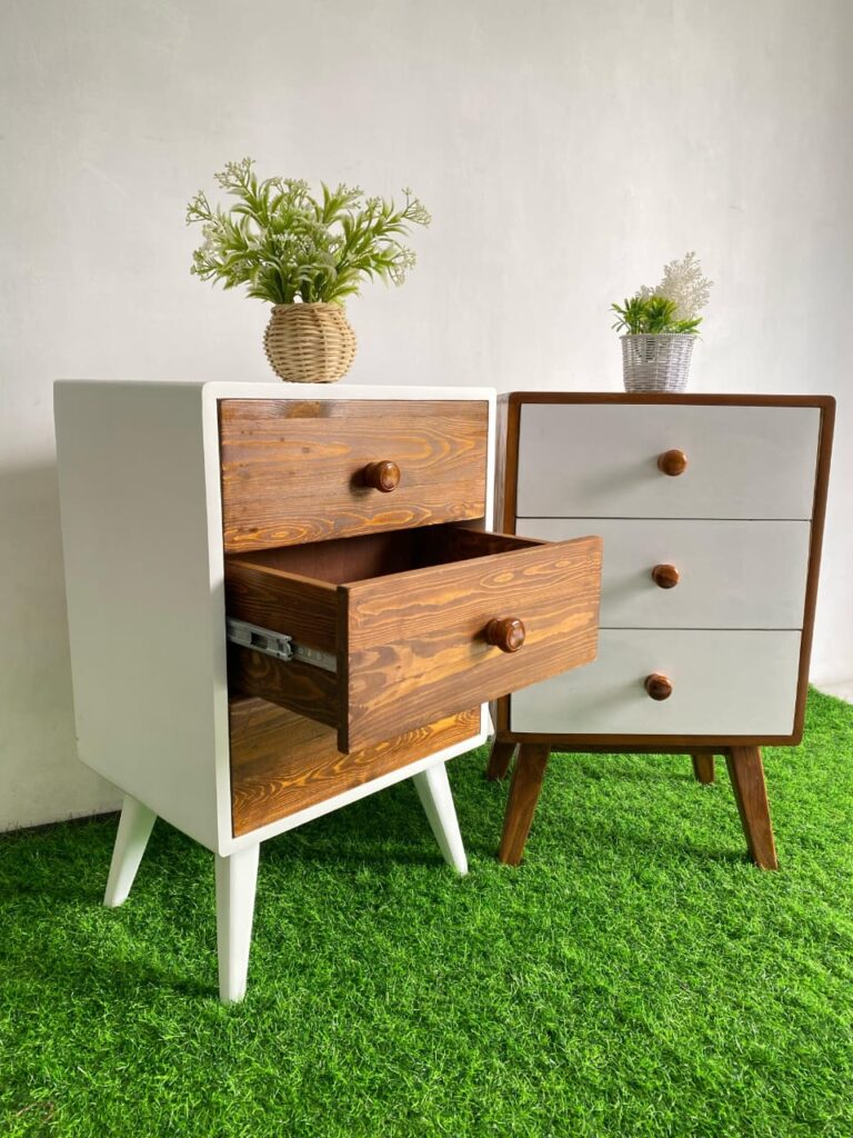 Nakas tiga laci jati belanda finishing plitur dan duco Nakas vintage modern tiga laci dengan rel tarikan rapi Nakas kayu jati belanda 3 laci multifungsi minimalis Nakas tiga laci jati belanda estetik untuk ruang tamu Nakas tiga laci konsep vintage modern pre-order 7 hari