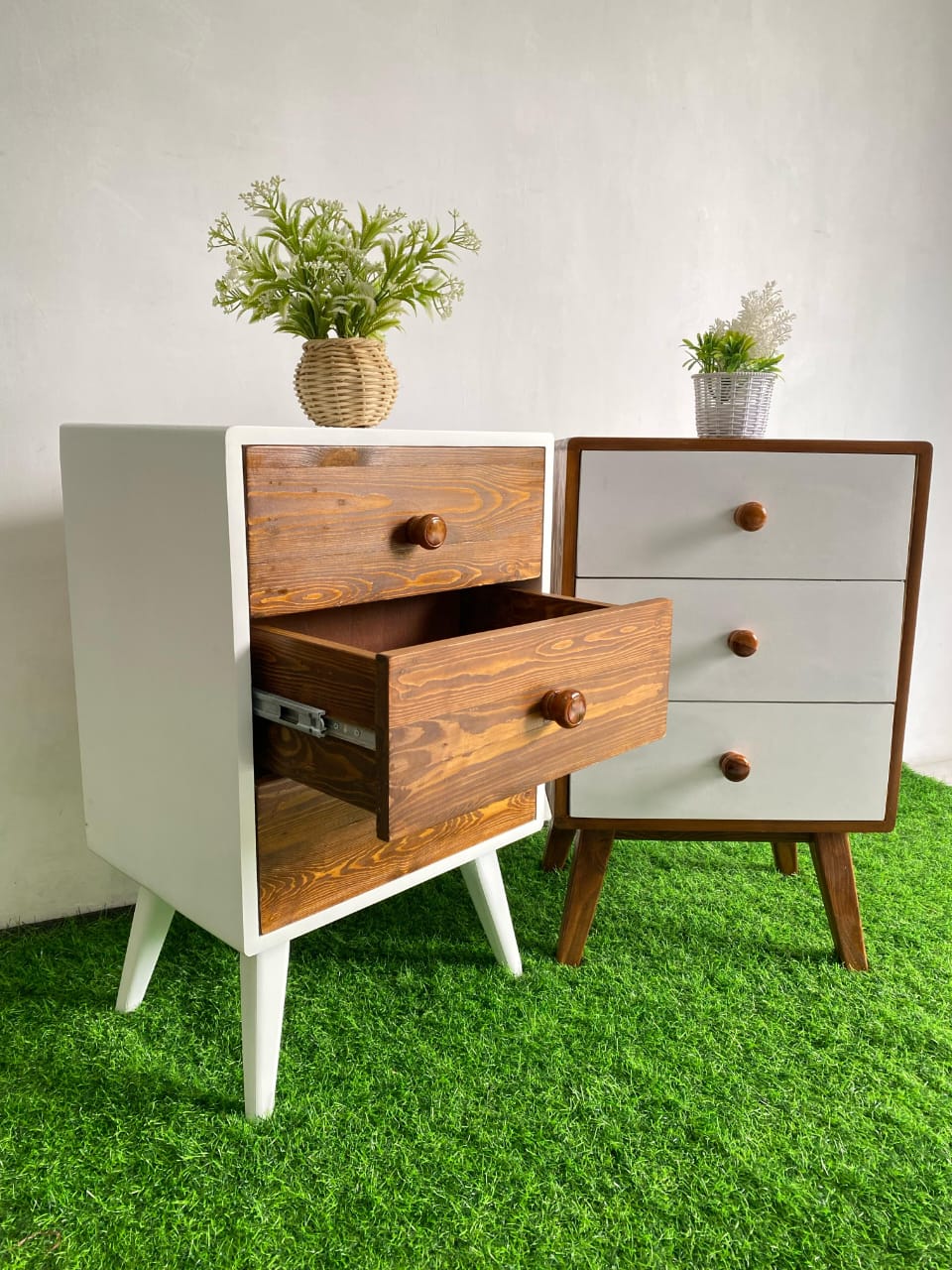 Nakas tiga laci jati belanda finishing plitur dan duco Nakas vintage modern tiga laci dengan rel tarikan rapi Nakas kayu jati belanda 3 laci multifungsi minimalis Nakas tiga laci jati belanda estetik untuk ruang tamu Nakas tiga laci konsep vintage modern pre-order 7 hari