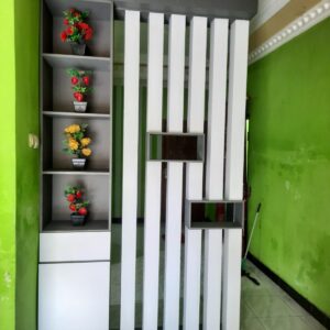 Sekat ruangan custom multipleks semi meranti finishing halus Partisi ruangan custom kokoh bukan serbuk kayu Sekat ruangan custom estetik dan kuat untuk rumah minimalis Sekat ruangan multipleks custom ukuran dan desain Sekat ruangan custom 15–20 hari finishing cat halus