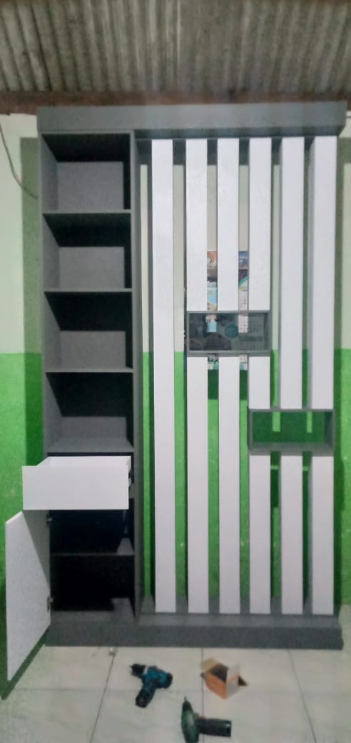 Sekat ruangan custom multipleks semi meranti finishing halus Partisi ruangan custom kokoh bukan serbuk kayu Sekat ruangan custom estetik dan kuat untuk rumah minimalis Sekat ruangan multipleks custom ukuran dan desain Sekat ruangan custom 15–20 hari finishing cat halus