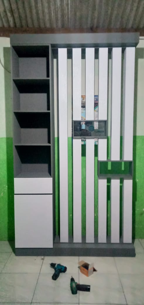 Sekat ruangan custom multipleks semi meranti finishing halus Partisi ruangan custom kokoh bukan serbuk kayu Sekat ruangan custom estetik dan kuat untuk rumah minimalis Sekat ruangan multipleks custom ukuran dan desain Sekat ruangan custom 15–20 hari finishing cat halus