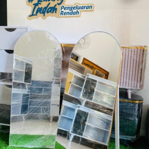 Standing mirror minimalis full body dengan bingkai gold elegan Cermin berdiri full body untuk kamar tidur dan ruang rias Standing mirror MDF list gold estetik untuk rumah modern Cermin berdiri minimalis bingkai emas untuk interior elegan Standing mirror full body estetik untuk mempercantik ruangan